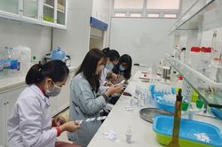 Nhiều trường đại học tại Hà Nội sản xuất dung dịch sát khuẩn