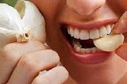 Mệt mỏi vì mẹ chồng thái quá, bắt cả nhà ăn uống đủ thứ từ tỏi để diệt virus corona