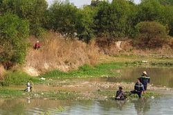 Người thân khóc ngất khi 2 cháu bé trượt chân xuống hồ nước sâu tử vong ngày đầu năm