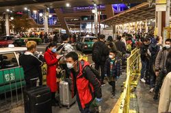 Hàng chục nghìn người từ đại lục xếp hàng vào Hong Kong trước giờ chót