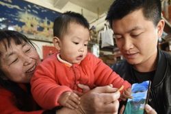 Nữ y bác sĩ tuyến đầu phải uống thuốc cai sữa, bật khóc vì nhớ con