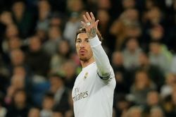 Ramos cay cú chửi Odegaard sau pha va chạm