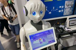 Bệnh viện khắp Trung Quốc sử dụng robot y tế đối phó virus corona