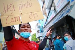 Người dân không ra về dù cửa hàng báo đã bán hết khẩu trang