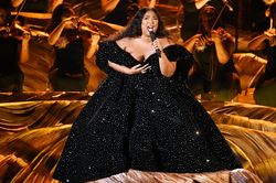 Lizzo mặc váy trễ nải khoe vòng một lên sân khấu