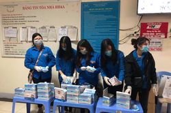 Thành đoàn Hà Nội tổ chức nhiều điểm phát miễn phí khẩu trang và nước rửa tay cho người dân