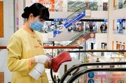 Đề nghị siêu thị, trung tâm thương mại nghiên cứu phát khẩu trang miễn phí cho khách