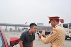 Tạm dừng sử dụng phễu thổi kiểm tra nồng độ cồn lái xe