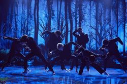BTS khiến các fan 'phát cuồng' khi tung clip vũ đạo chân trần trong Black Swan