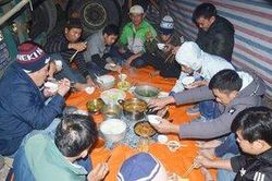 Giữa dịch corona, hàng trăm lái xe nấu ăn dưới gầm container ở cửa khẩu chờ thông quan