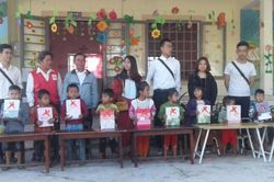 Tặng 105 phần quà cho học sinh đồng bào dân tộc thiểu số nghèo xã Ia Hiao