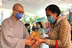 Rằm tháng Giêng : Nhiều chùa tặng thức ăn chay, khẩu trang