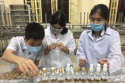 Huế : Nhà trường pha chế nước rửa tay diệt khuẩn tặng học sinh