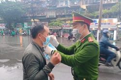 Công an Thủ đô xuống đường phát khẩu trang cho người dân
