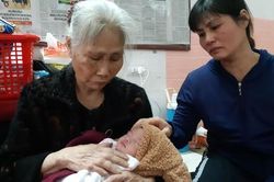 Bé gái vừa chào đời đã mất cả cha lẫn mẹ, sống với bà nội 74 tuổi
