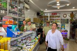 Tiếp tục có 52 quầy thuốc bán khẩu trang giá 'chặt chém' bị phạt