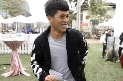 Đình Trọng giúp thầy Park mang phong bì đến đám cưới Duy Mạnh