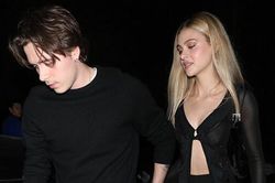 Bạn gái mặc xuyên thấu dự tiệc cùng Brooklyn Beckham