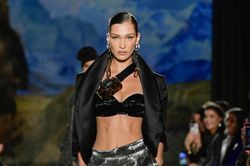 Bella Hadid đắt show, liên tục diện đồ khoe ngực trên sàn catwalk