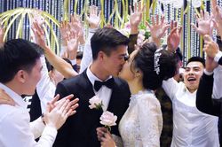 Duy Mạnh hôn Quỳnh Anh giữa dàn cầu thủ Hà Nội ở khách sạn 5 sao