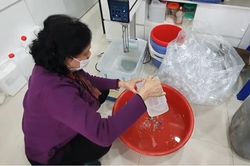 Khẩu trang y tế vẫn khan hàng, xử phạt 1 cơ sở sản xuất 'chui' nước rửa tay khô