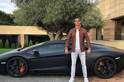 'Tròn mắt' trước bộ sưu tập xe siêu khủng của Ronaldo