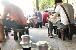 Chúng ta đang trải đời ở quán