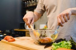 Chồng ức chế vì tụt hậu so với vợ