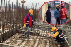 Công trường xây dựng Hà Nội đo thân nhiệt, phát khẩu trang cho công nhân