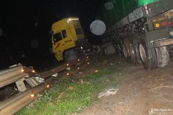 Hàng chục người giải cứu container 'trèo' lên đường sắt trong đêm ở Nghệ An
