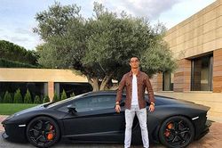 'Lóa mắt' trước dàn siêu xe trị giá gần 6 triệu bảng của Ronaldo