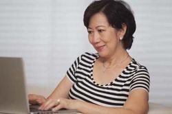 Mẹ chồng lộn ruột vì năm lần bảy lượt kết bạn Facebook vẫn bị con dâu 'bơ đẹp'