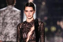 Kendall Jenner trở lại với New York Fashion Week, diện đồ cắt xẻ lạnh lùng quyến rũ