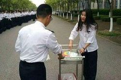 280 nam sinh cùng lên ý tưởng và tổ chức sinh nhật bất ngờ cho nữ sinh duy nhất trong khoa