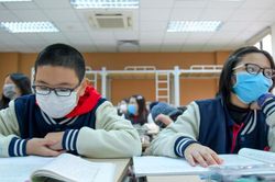 Làm sao để đeo khẩu trang không bị mờ kính khi trời lạnh?