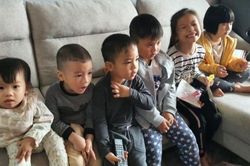 Nghỉ làm ở nhà trông con mùa dịch, tôi thành bảo mẫu bất đắc dĩ của cả khu