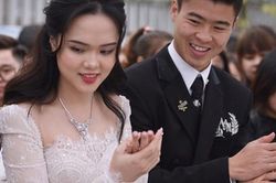 Vợ cầu thủ Duy Mạnh đeo dây chuyền hơn 34.000 USD trong đám cưới hoành tráng