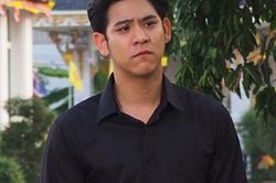 Phát hiện dây chuyền mình tặng vợ bị tráo thành chiếc dây cột tóc cũ, tôi nổi khùng với mẹ nhưng vợ chắp tay van xin làm tôi không tin vào tai mình