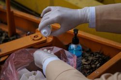 Cảnh sát giao thông đeo khẩu trang, găng tay, sát trùng máy đo nồng độ cồn