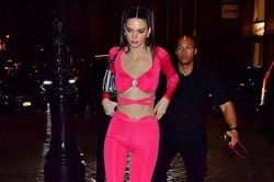 Kendall Jenner khoe thân hình không chút mỡ thừa với set đồ sến sẩm
