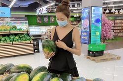 Tăng Thanh Hà mua 200 kg, Trà My mua 100 kg dưa hấu ủng hộ người dân