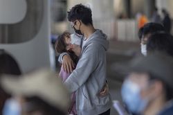 Yêu người ngoại quốc giữa mùa dịch corona - bỏ chạy hay ở lại
