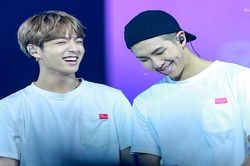 RM BTS từng gây hoang mang khi... xé áo Jungkook trên sân khấu