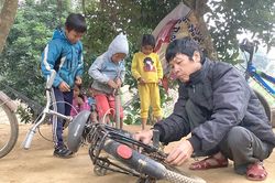 Tận tình giúp đỡ học trò nghèo