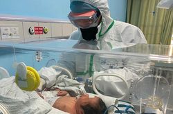 Trung Quốc: Em bé vừa sinh ra đã nhiễm virus corona