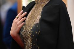 Natalie Portman gây sốc với chiếc áo đặc biệt tại lễ trao giải Oscar