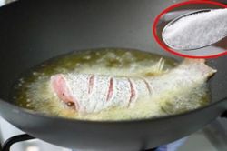 Thêm thứ gia vị này vào chảo, rán cá không bao giờ bị sát lại còn vàng ruộm, thơm phức