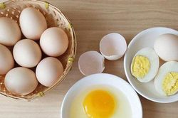 Trứng gà chỉ cần lướt qua 5 giây biết ngay đâu là trứng sạch, tươi ngon, đâu là trứng hỏng ấp dở