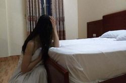 Kết hôn 10 năm, vợ kêu không cảm xúc bằng một đêm 'say nắng' với anh bán gà