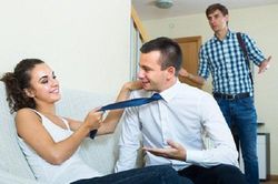 Bị chồng bắt quả tang hẹn hò trong nhà nghỉ, vợ thản nhiên làm điều khó tin